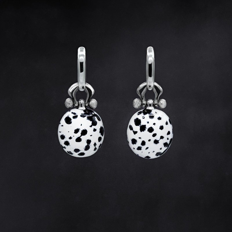 Les boucles d'oreilles artisanales avec le motif dalmatien.