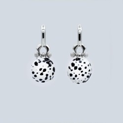 Les boucles d'oreilles artisanales avec le motif dalmatien.