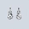 Les boucles d'oreilles artisanales avec le motif dalmatien.