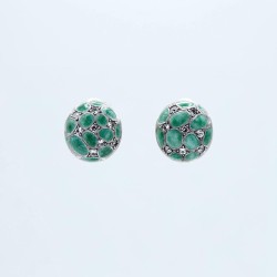 Boucles d'oreilles ovales en émail vert émeraude avec 16 saphirs blancs.