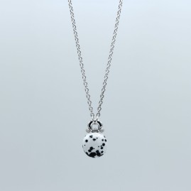 Collier en argent et cuivre émaillé à chaud fait à la main avec le motif dalmatien.