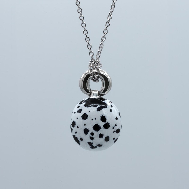 Pendentif émaillé de Kiki Fornell au motif dalmatien.