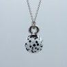 Pendentif émaillé de Kiki Fornell au motif dalmatien.