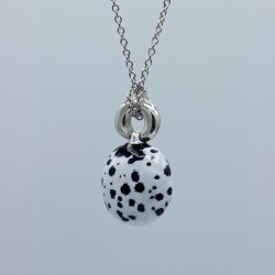 Pendentif émaillé de Kiki Fornell au motif dalmatien.