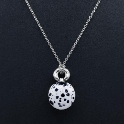 Pendentif émaillé Kiki Fornell au motif dalmatien.