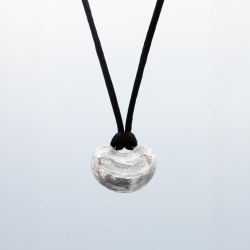 Collier en argent et soie de Kiki Fornell.