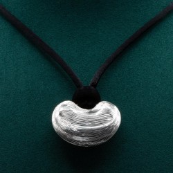 Collier en argent et soie de Kiki Fornell.