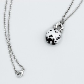 Collier en argent et cuivre émaillé à chaud fait à la main avec le motif dalmatien.